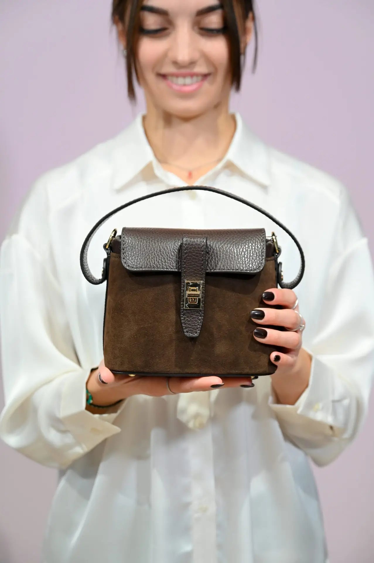 Borsa a mano marrone scuro in pelle scamosciata