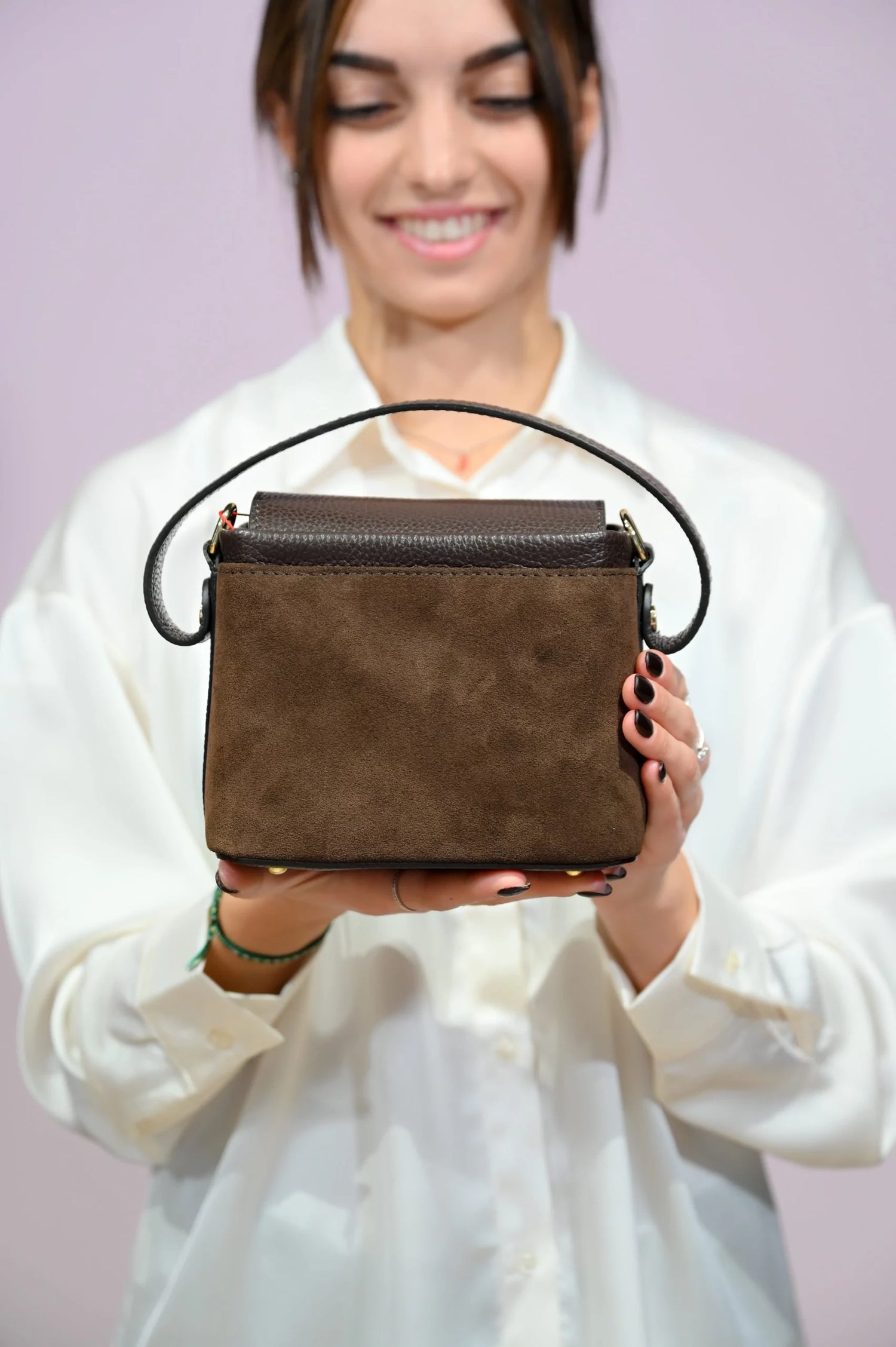 Borsa a mano marrone scuro in pelle scamosciata