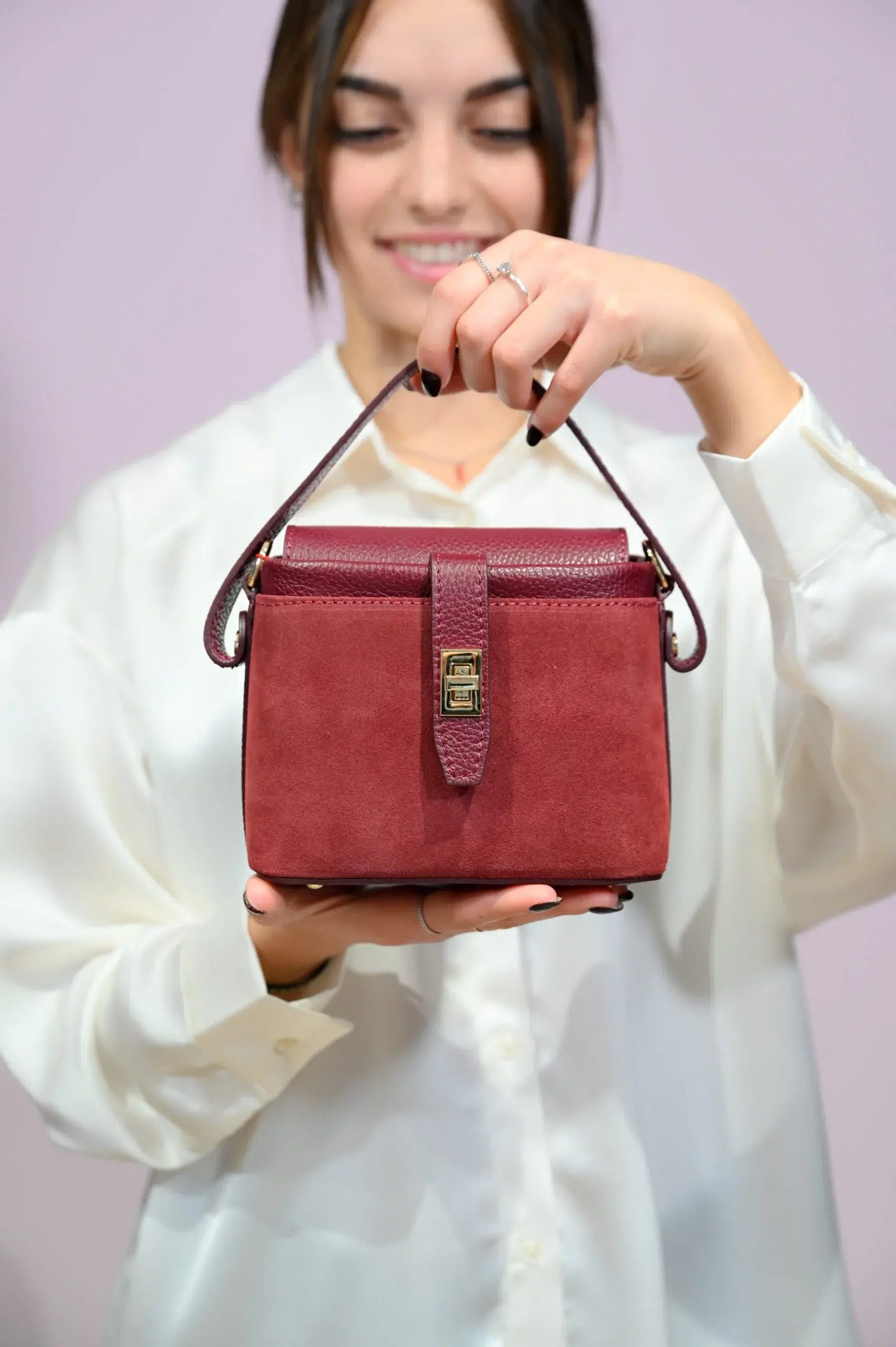 Borsa a mano rosso borgogna in pelle scamosciata