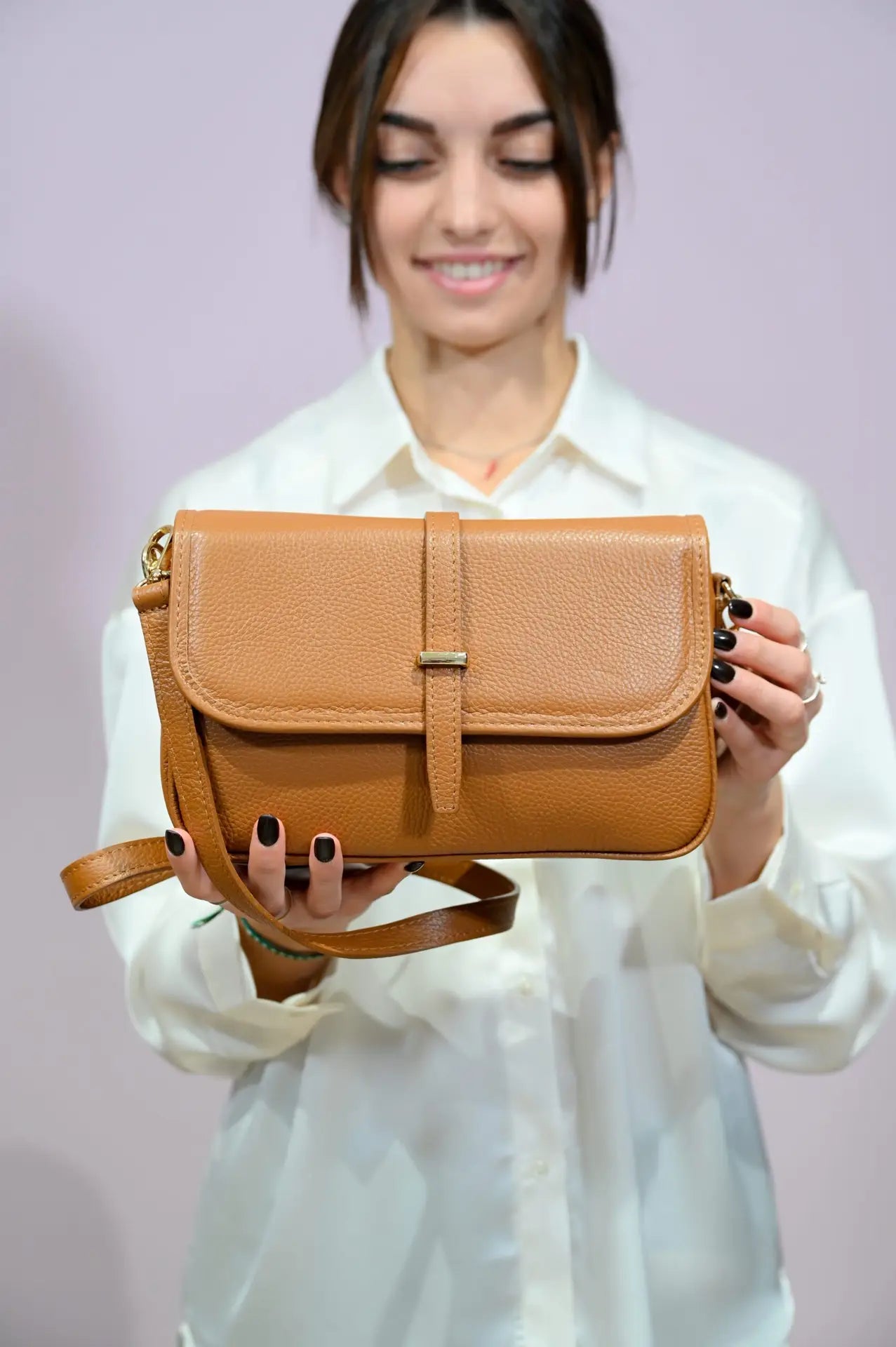 Borsa crossbody color cuoio in pelle martellata