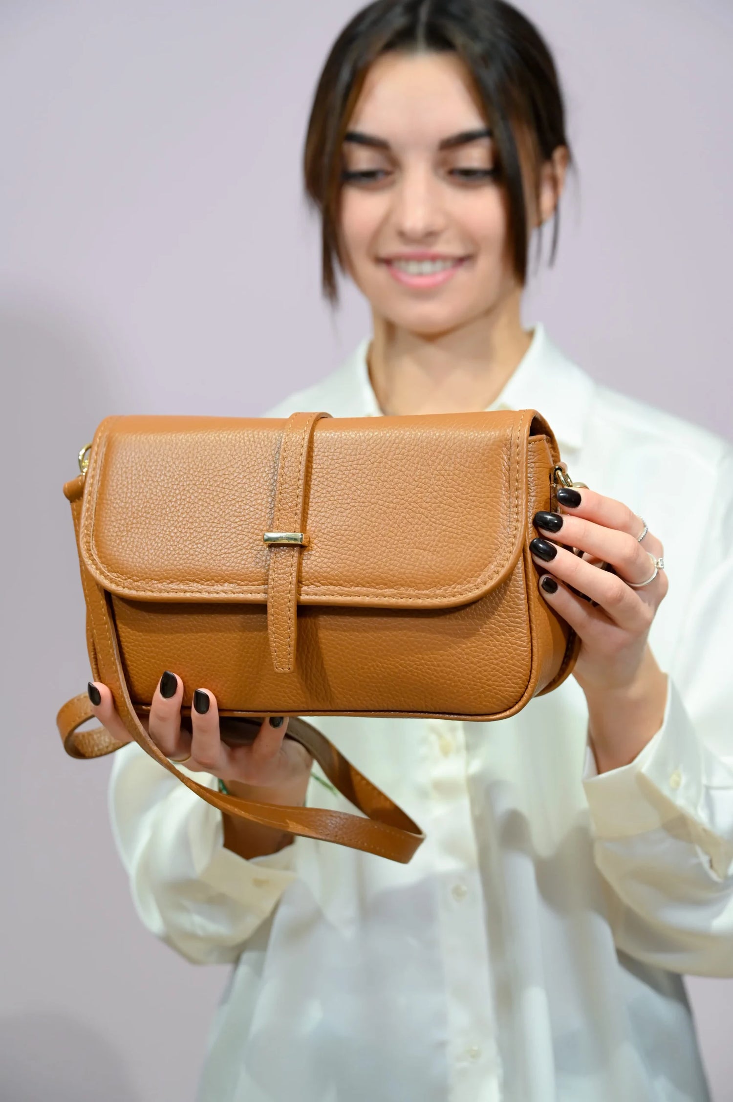 Borsa crossbody color cuoio in pelle martellata