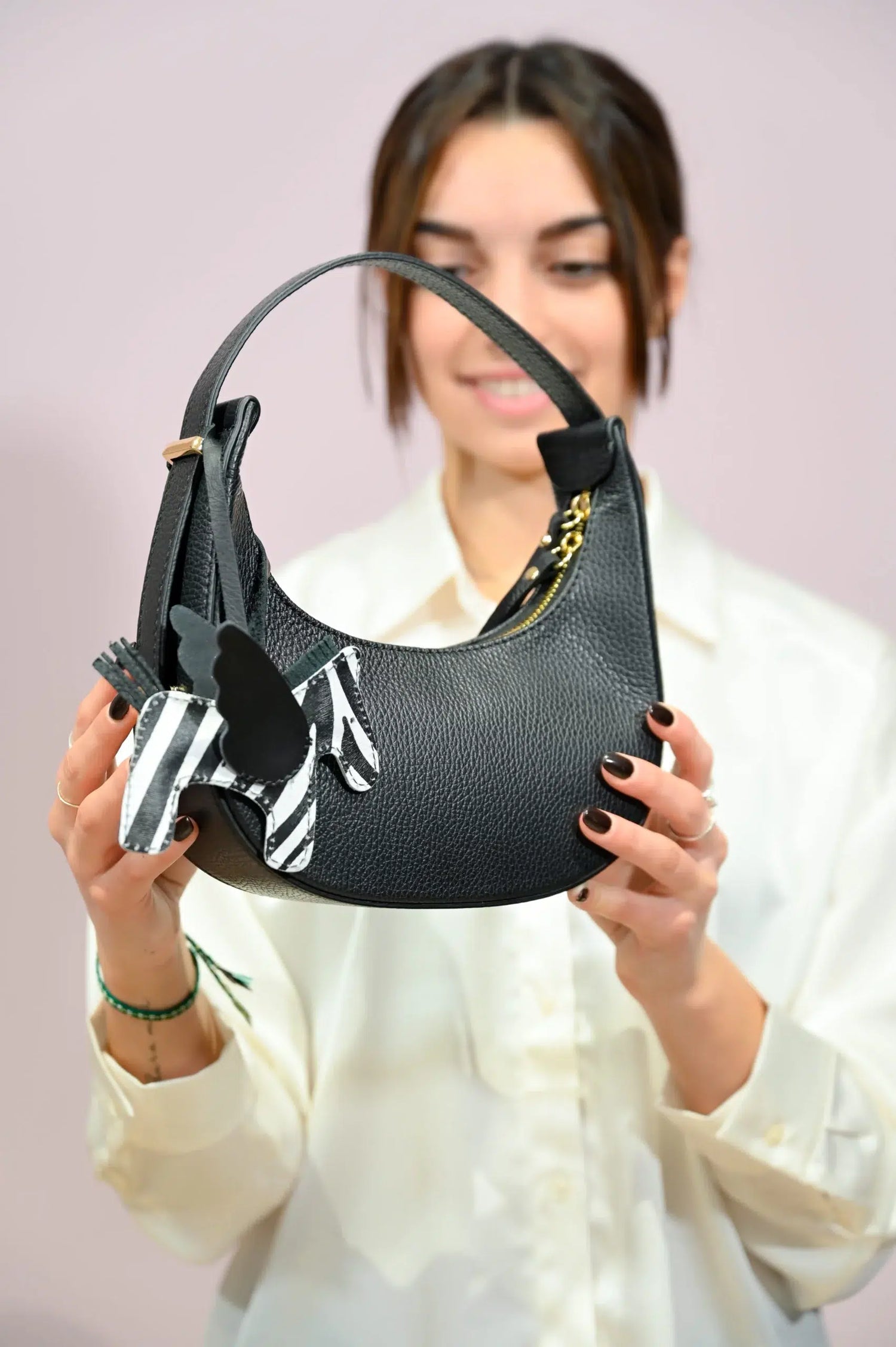 Borsa Moon nera con ciondolo decorativo