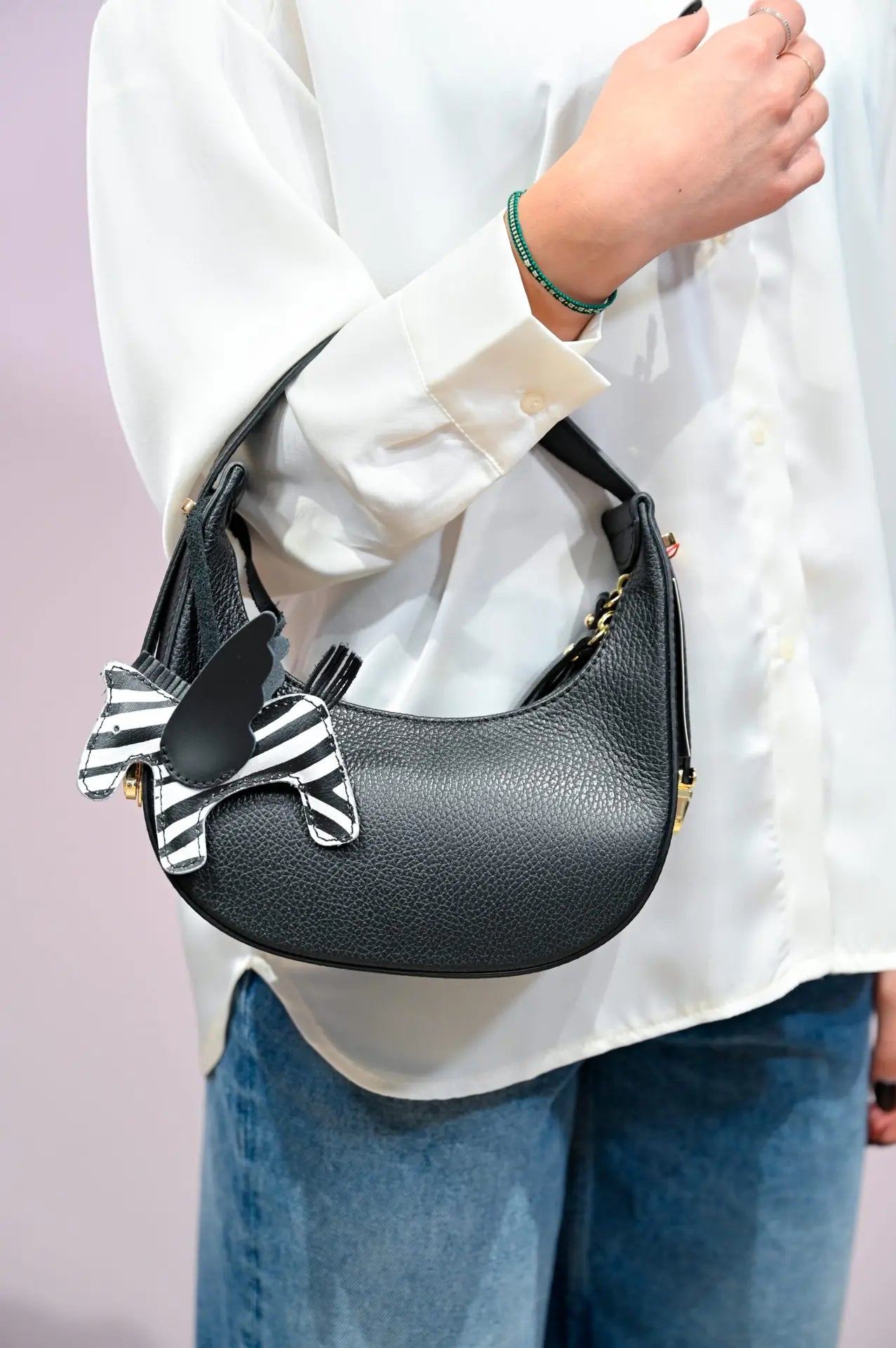 Borsa Moon nera con ciondolo decorativo