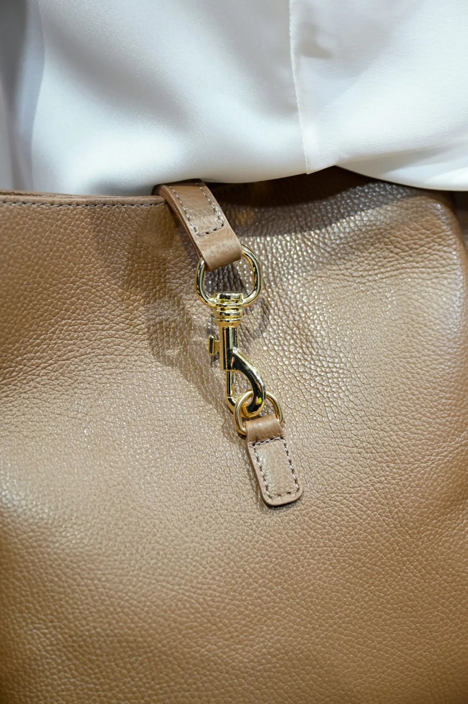 Borsa a tracolla in pelle taupe martellata