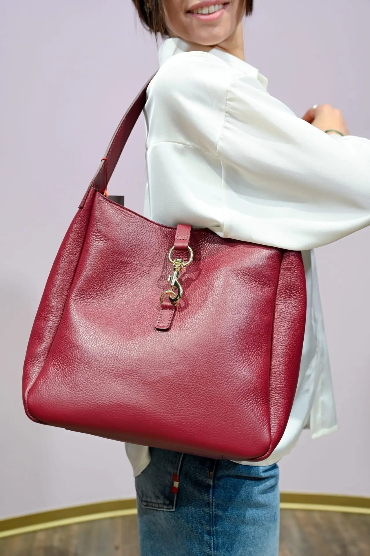 Borsa a tracolla in pelle bordeaux martellata