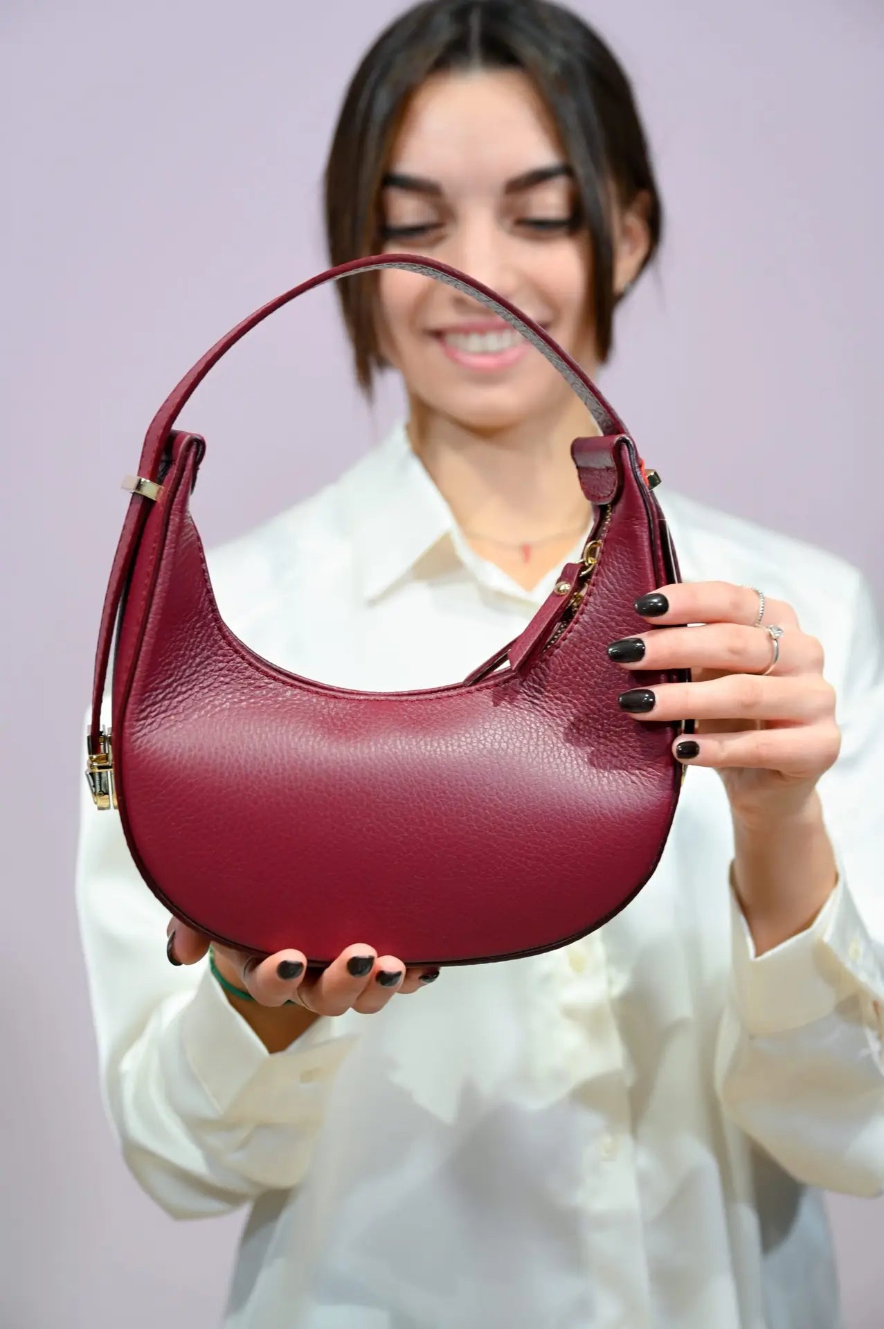 Borsa Moon a spalla in pelle bordeaux martellata