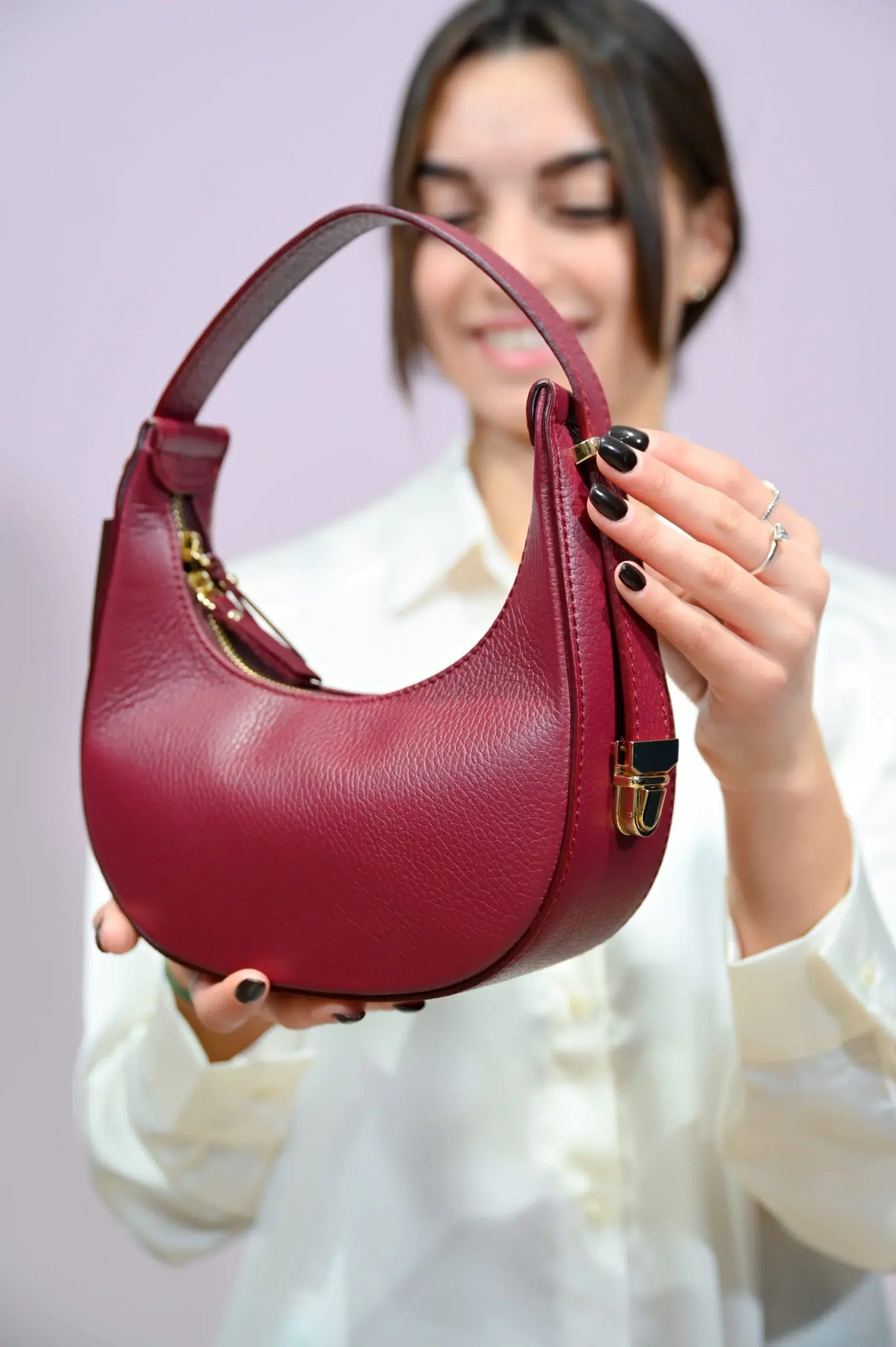 Borsa Moon a spalla in pelle bordeaux martellata
