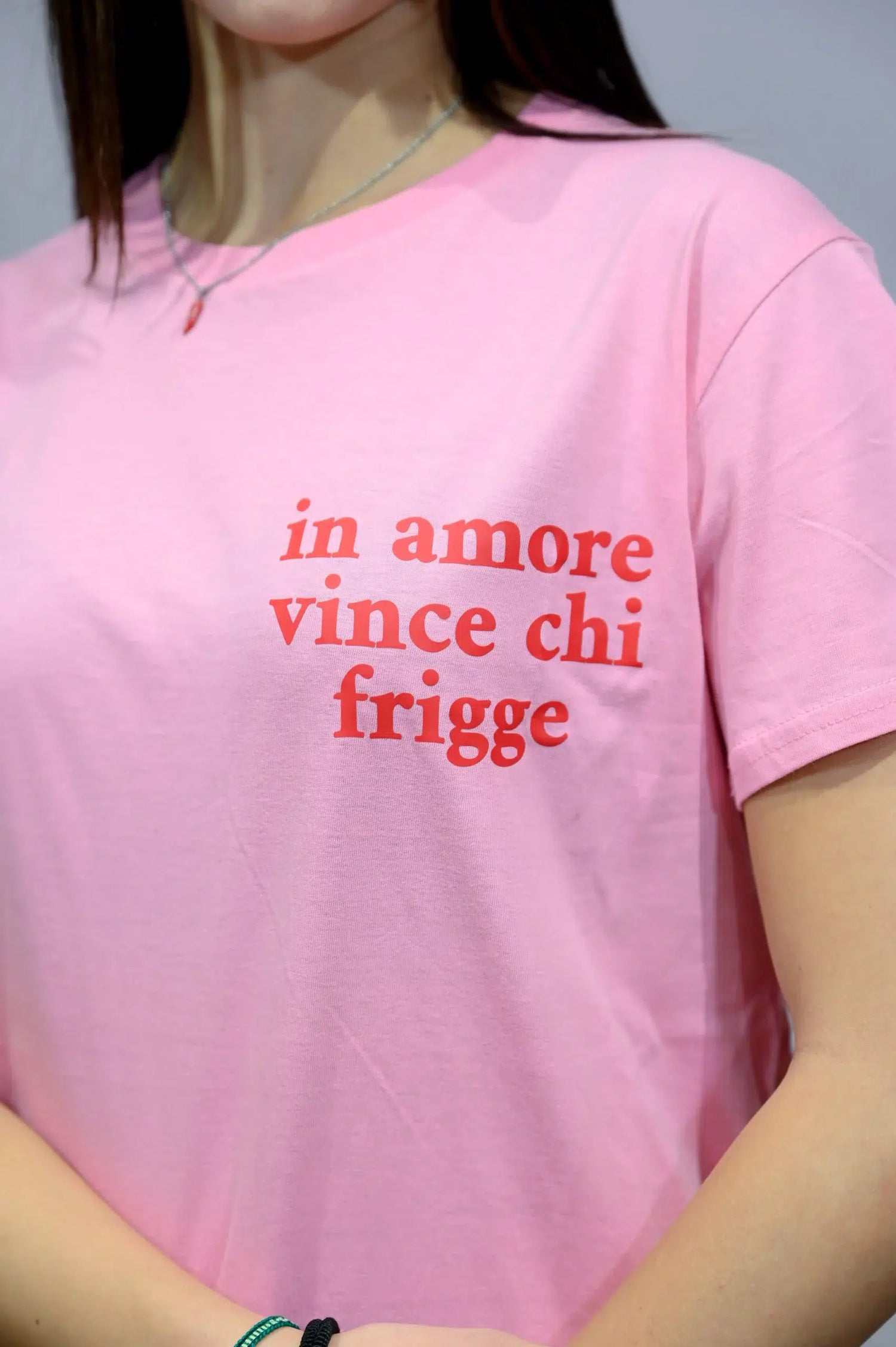 T-Shirt Girocollo "In Amore Vince Chi Frigge"