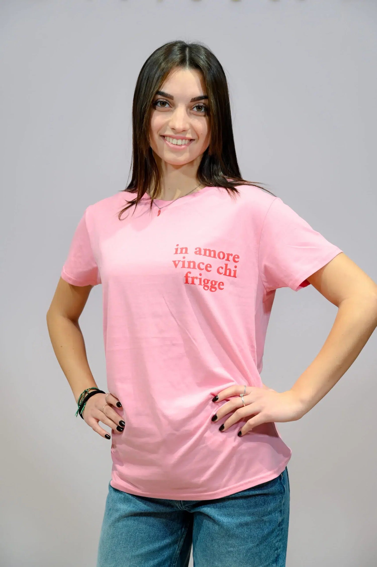 T-Shirt Girocollo "In Amore Vince Chi Frigge"