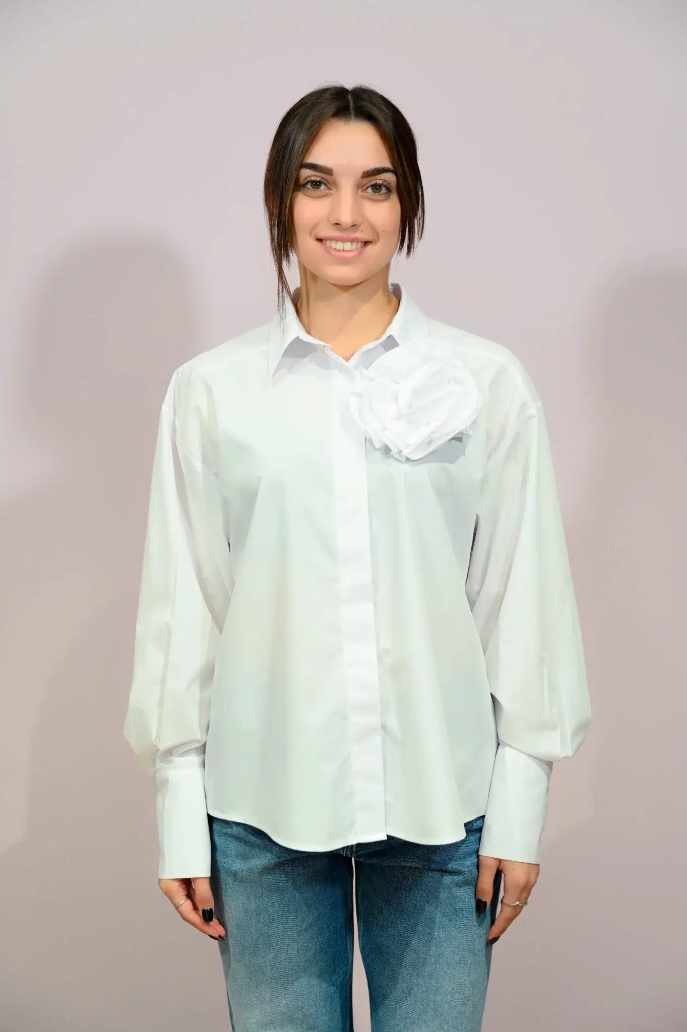 Camicia Bianca Over con Fiocco Spilla Removibile Two Way