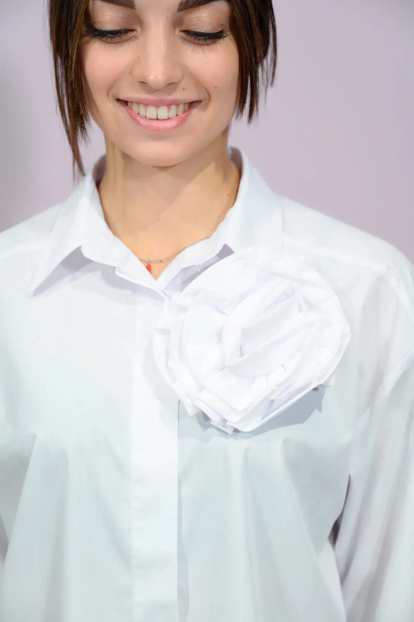 Camicia Bianca Over con Fiocco Spilla Removibile Two Way